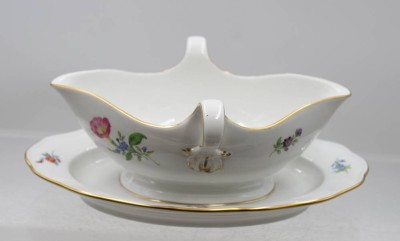 Auktion 376<br>Sauciere, Meissen, Schwertermarke, Dekor „Bunte Blume“, feine Blumenmalerei und Goldrand,1. Wahl, H-10cm L-26cm [1]