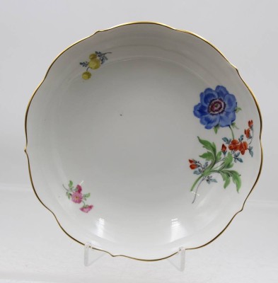 Auktion 376<br>Schale, Meissen, Schwertermarke, Dekor „Bunte Blume“, feine Blumenmalerei und Goldrand, 2 Schleifstriche, [1]