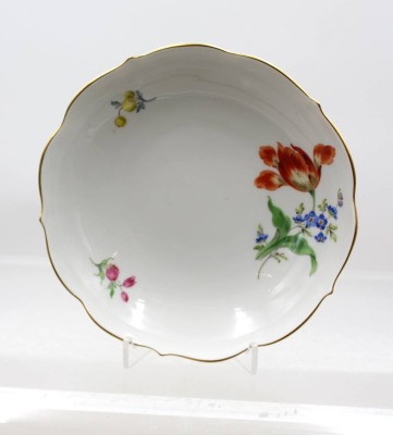 Auktion 376<br>Schale, Meissen, Schwertermarke, Dekor „Bunte Blume“, feine Blumenmalerei und Goldrand, 2 Schleifstriche, D-18cm [1]