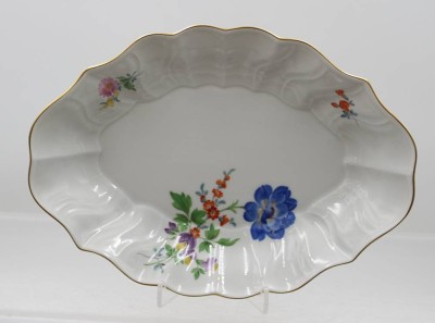 Auktion 376<br>ovale Schale, Meissen, Schwertermarke, Dekor „Bunte Blume“, feine Blumenmalerei und Goldrand, 2 Schleifstriche, H-5cm 26cm [1]