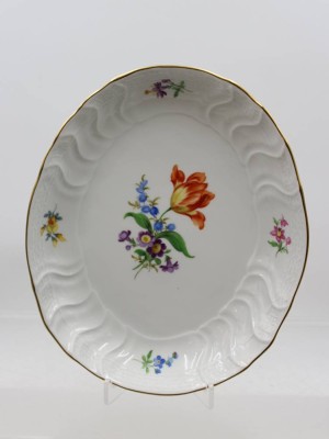 Auktion 376<br>ovale Schale, Meissen, Schwertermarke, Dekor „Bunte Blume“, feine Blumenmalerei und Goldrand, 2 Schleifstriche, H-3,8cm B-23cm [1]