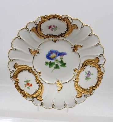 Auktion 376<br>Prunkteller, Meissen, Schwertermarke, feine Blumenmalerei und Goldzier, B-Form,1. Wahl, ca. D-24cm [1]