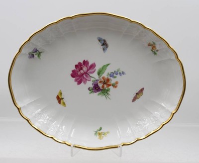 Auktion 376<br>Gebäckschale, KPM, Serie „Rocaille“, Blumen -u. Insektenmalerei, 26,5 x 21cm [1]