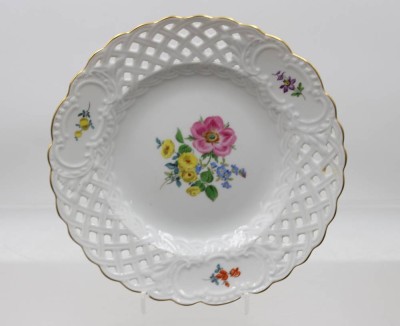 Auktion 376<br>Durchbruchteller, Meissen, Schwertermarke, Dekor „Bunte Blume“, feine Blumenmalerei und Goldrand, 2 Schleifstriche, D-21cm [1]