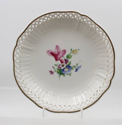 Auktion 376<br>Schale mit Durchbruchrand, KPM Berli, Blumenmalerei, ca. H-3,8cm D-20cm [1]