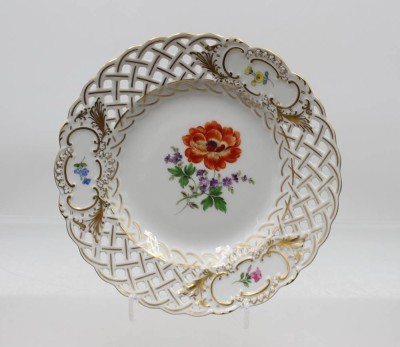 Auktion 376<br>Durchbruchteller, Meissen, Schwertermarke, Dekor „Bunte Blume“, feine Blumenmalerei und Goldrand, 1. Wahl, D-18,5cm [1]