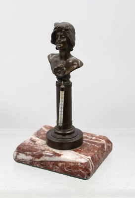 Auktion 376<br>Jugendstil-Bronzebüste einer jungen Frau, integrierte Thermometer-Säule,  rötlicher Marmorsockel, wohl Entw. Johann VIERTHALER (1869-1957), ca. H-18cm [1]