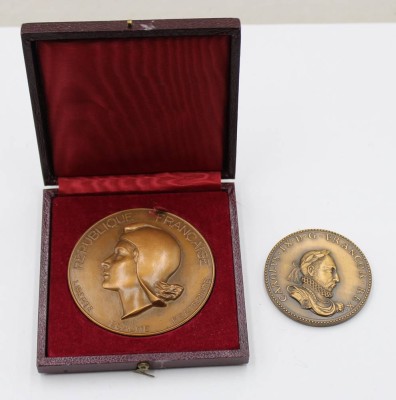 Auktion 376<br>2x div. franz. Medaillen, älter, D-7 u. 5cm [1]