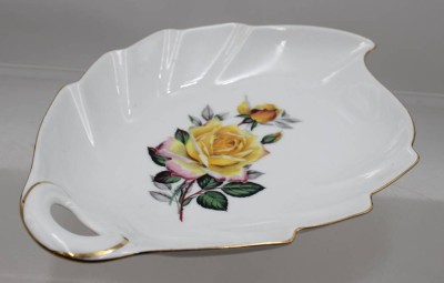 Auktion 376<br>Blattschale, Rosendekor, Rheinpfalz Hartporzellan, ca. 25 x 19cm [1]