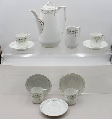 Auktion 376<br>Jugendstil-Restservice, grünes Rankendekor, Kanne, Milchkrug, un 4 Tassen mit U.T., Kanne H-24cm Tasse H-7cm [1]