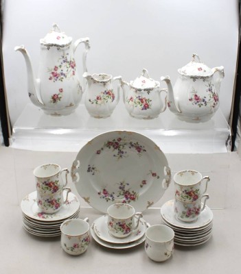 Auktion 376<br>Restservice um 1900, ungemarkt, florales Dekor, Kaffeekanne, Teekanne, Kuchenplatte, Milch und Zucker, 7x Tassen (1x gerissen), 9x U.T., 9x Kuchenteller, Kanne H-27cm Tassen H-6,5cm [1]