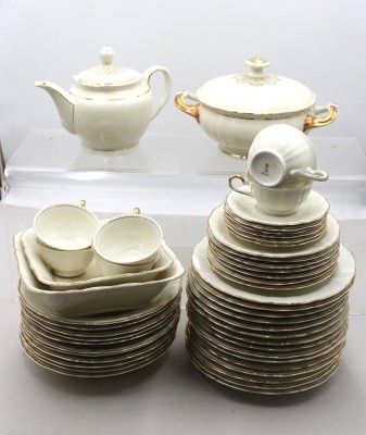 Auktion 376<br>Restservice, Oscar Schaller & Co., Goldrand, Deckelterrine, Kaffeekanne, 2x Schalen, 6x kompl. Gedecke, 11x tiefe Teller, 15x flache Teller (2x Altrissig, einige heller in der Farbe und ungemarkt) [1]