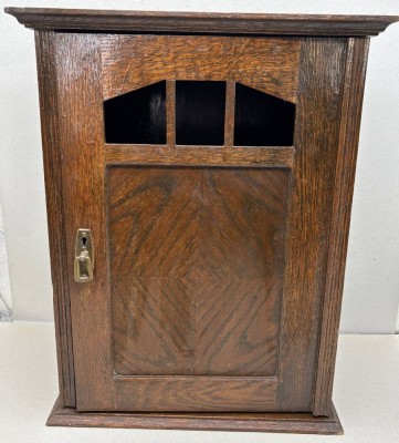Auktion 376<br>Wandschrank um 1920, Glas und Borde fehlen, ca. 50x40 cm [1]