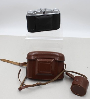 Auktion 376<br>Agfa Isolette II, klassische analoge Mittelformat-Faltkamera, 1950er-Jahre, Agfa Apotar 85 mm f/4.5-Objektiv, in Bereitschaftstasche, Funktion nicht geprüft [1]