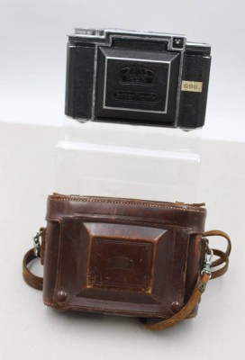 Auktion 376<br>Zeiss Ikon Super Ikonta B (Modell 532/16), 30er Jahre, Carl Zeiss Tessar 1:2,8 / 8 cm Objektiv, in Bereitschaftstasche, Funktion nicht geprüft [1]