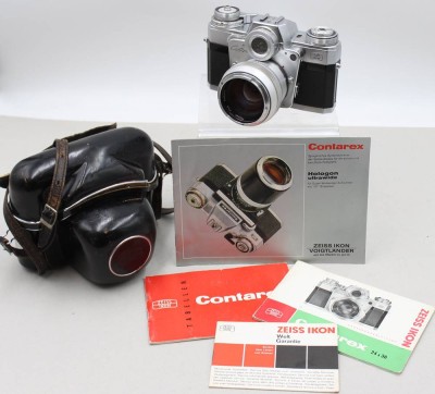 Auktion 376<br>Zeiss Ikon Contarex „Bullseye, 35-mm-Filmkamera aus den 1960er-Jahren, Carl Zeiss Planar 50 mm Objektiv, originale Ledertasche und Bedienungsanleitungen, guter Zustand, Funktion nicht geprüft [1]