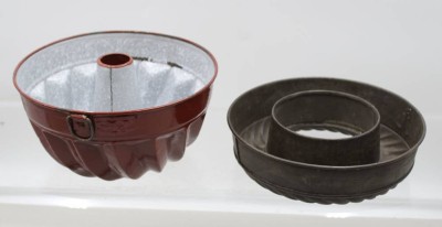Auktion 376<br>2x ältere Kuchen-Backformen, 1x emailliert, wohl 20/40er Jahre, Größte H-10cm D-19cm [1]