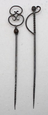 Auktion 376<br>Paar schmiedeeiserne Spieße?, wohl älter, L-ca. 30cm [1]