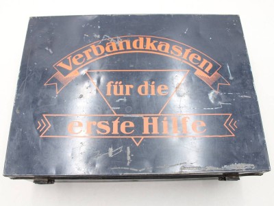 Auktion 376<br>Kfz-Verbandkasten für die erste Hilfe aus Metall, wohl 40er Jahre, Altersspuren, ca. H-11,5cm B-35cm T-25,5cm [1]