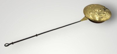 Auktion 376<br>Bettwärmer, 18. bis 19. Jahrhundert,  Messing- bzw. Kupferblechschale mit reliefartigem Treibdekor, Eisenstiel, ca. L-95cm [1]