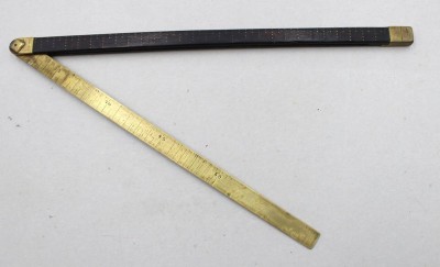 Auktion 376<br>klappbarer Gliedermaßstab um 1900, wohl England, zusammengeklappt ca. L-31,5cm [1]