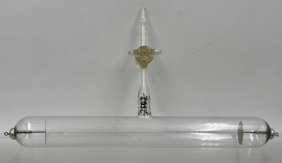 Auktion 376<br>historisches Entladungsrohr nach Pohl für physikalische Versuche Schule/Hochschule, L-28 cm zur Demonstration von Gasentladungen [1]