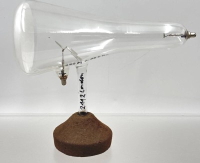 Auktion 376<br>historisches Malteser Kathodenstrahlrohr auf Stand, H-19 cm, L-23 cm, wohl um 1900  nach Sir William Crookes, innen Metall-Malteserkreuz [1]