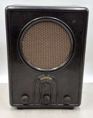 Auktion 376<br>Volksempfänger  VE 301 W in Bakelitgehäuse, optisch gut erhalten, Funktion nicht geprüft, H-39 cm, B-28 cm [1]