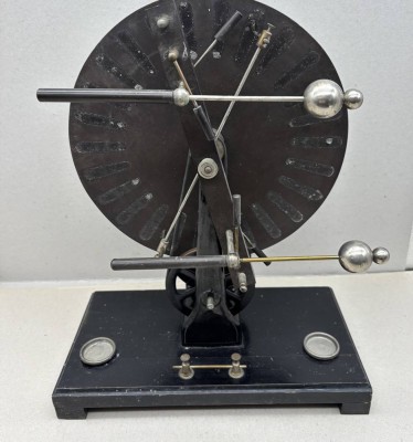 Auktion 376<br>Influenzmaschine um 1900, komplett?, H-46 cm,  Stand 36x19 cm [1]