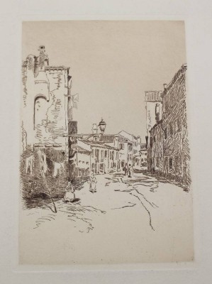 Auktion 376<br>Friedrich Kallmorgen (1856-1924), Straße in Chioggia 1896, Radierung, signiert u. betitelt, ungerahmt, BG 37 x 28cm, an den Ecken Knickstellen [1]