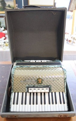Auktion 376<br>Vintage-Akkordeon, Marke Weltmeister, wohl 60/70er Jahre, Gebrauchsspuren aber wohl spielbereit, Koffer mit Alters-u. Gebrauchsspuren [1]