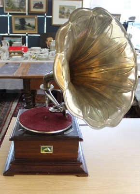 Auktion 376<br>Trichtergrammophon, „His Master's Voice“. Werk läuft, Trichter wohl nicht original, Gehäuse mit Gebrauchsspuren, ca. H-65cm B-35cm T-35cm [1]