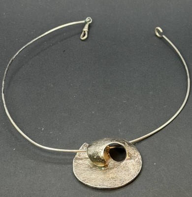 Auktion 376<br>Designer Halsreif mit grosses Silber-925- Anhänger, signiert, D-ca. 5 cm, ca. 35,6 gr. [1]