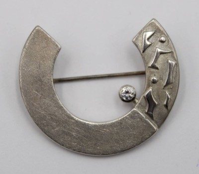 Auktion 376<br>moderne 925er Silber-Brosche, klarer Stein, 7,5gr., L-3,2cm [1]