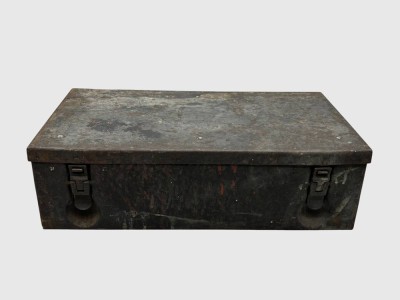 Auktion 376<br>Blech Verbandskasten, wohl Wehrmacht, Hoheitszeichen innen, schlecht erhalten und leer [1]