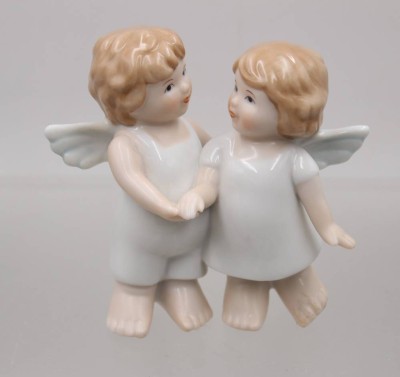 Auktion 376<br>Engelspärchen aus Porzellan,  Lilly & Max, Hutschenreuther, ca. H-10,5cm [1]