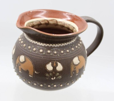 Auktion 376<br>Krug, Tellingstedter Töpferei, Elefantenmuster, ca. H-11cm [1]