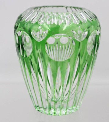 Auktion 376<br>kl. Überfangvase, grün, beschliffen, ca. H-12,5cm [1]