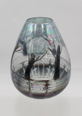 Auktion 376<br>signierte Studio-Glas-Vase, umlaufend Bäume, ca. H-14cm [1]