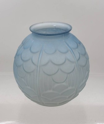 Auktion 376<br>Kugelförmige Vase aus Formglas, Art Déco, modernistisches Design der 1930er Jahre, hellblau, ca. H-14,5cm [1]