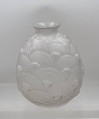 Auktion 376<br>Kugelförmige Vase aus Formglas, Art Déco, modernistisches Design der 1930er Jahre, ca. H-20cm [1]