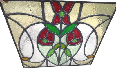 Auktion 376<br>Bleiverglastes  Buntglas-Fensterbild, eine Scheibe gerissen, ca. 39x46 cm [1]