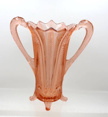 Auktion 376<br>rosa Pressglas-Vase im Art-Déco-Stil (Rosalinglas), Glasfabrik Brockwitz, figürliche Henkel, gute Erhltung, ca. H-29cm [1]