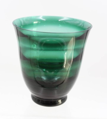 Auktion 376<br>grüne Vase mit Wellenoptik, 1960er-Jahre,  Designer Erich Jachmann für WMF, ca. H-14,5cm [1]