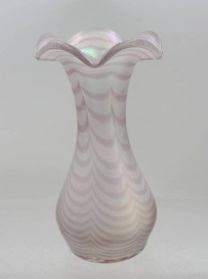 Auktion 376<br>Kunstglas-Vase, wohl Gallo?, rosa Wellenoptik, leicht irisierend, ca. H-19,5cm [1]