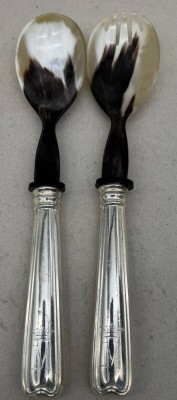 Auktion 376<br>Salatbesteck mit Silbergriffen-800-, wohl Bakelit?, L-24 cm, Ziermonogramm M mit Krone [1]