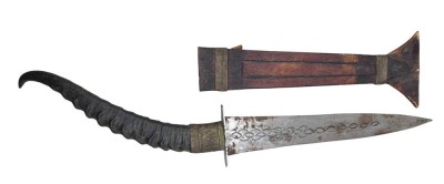 Auktion 376<br>arabischer Dolch mit  Lederscheide, Griff aus Antilopengehörn, L-ca. 42 cm, Klinge ungepflegt [1]