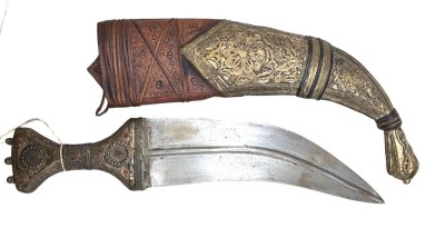 Auktion 376<br>Krummdolch Khanjar, Naher Osten/Jemen, Lederscheide mit Messingbeschlag, Messinggriff, L-ca. 39 cm [1]
