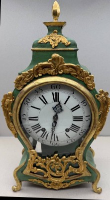 Auktion 376<br>Schweizer Neuenburger Pendule, 19.Jhd., grün lackiertes Holz, Rocaille- und Akanthusblatt-Applikationen aus Bronze feuervergoldet, Bekrönung lose, Glas gerissen, aber Werk läuft H-58 cm [1]