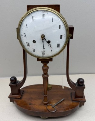 Auktion 376<br>Klassizismus Kommodenuhr, Holzgehäuse, Glas gerissen, Werk läuft, H-39 cm, B-31 cm [1]
